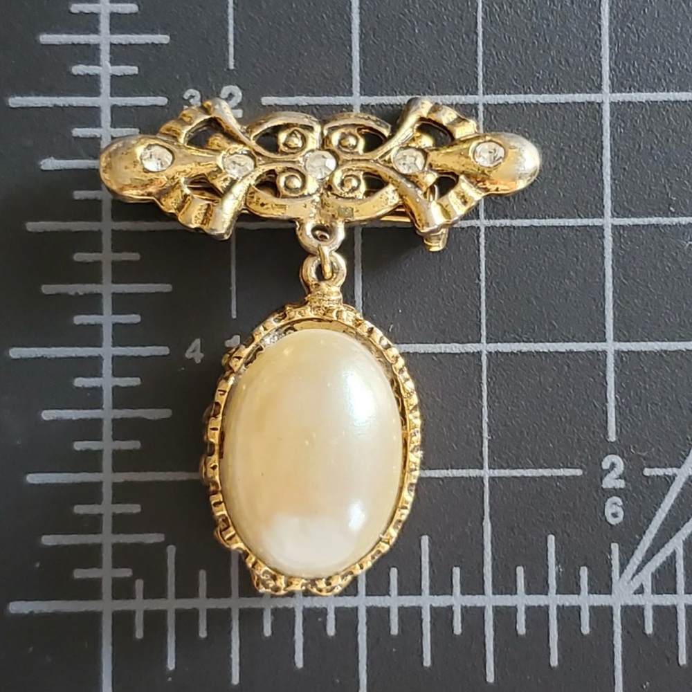 Baroque Pearl Dangle Brooch - Picture 3 of 7